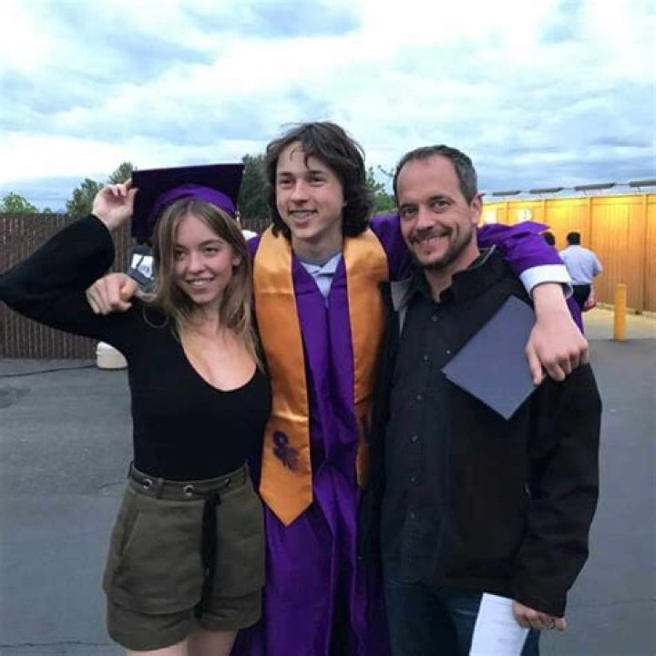 Does Sydney Sweeney have a brother? Does Sydney Sweeney have siblings? Is Sydney Sweeney related to DB Sweeney?