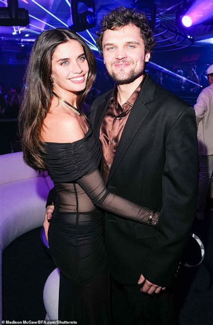 Sara Sampaio- Age, Boyfriend, Net Worth, Weight, Career